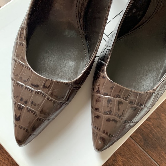 LOFT Laurie Black/Brown Pointy-Toe Croc Embossed Leather Pump Heels Size 6.5 - Picture 3 of 16